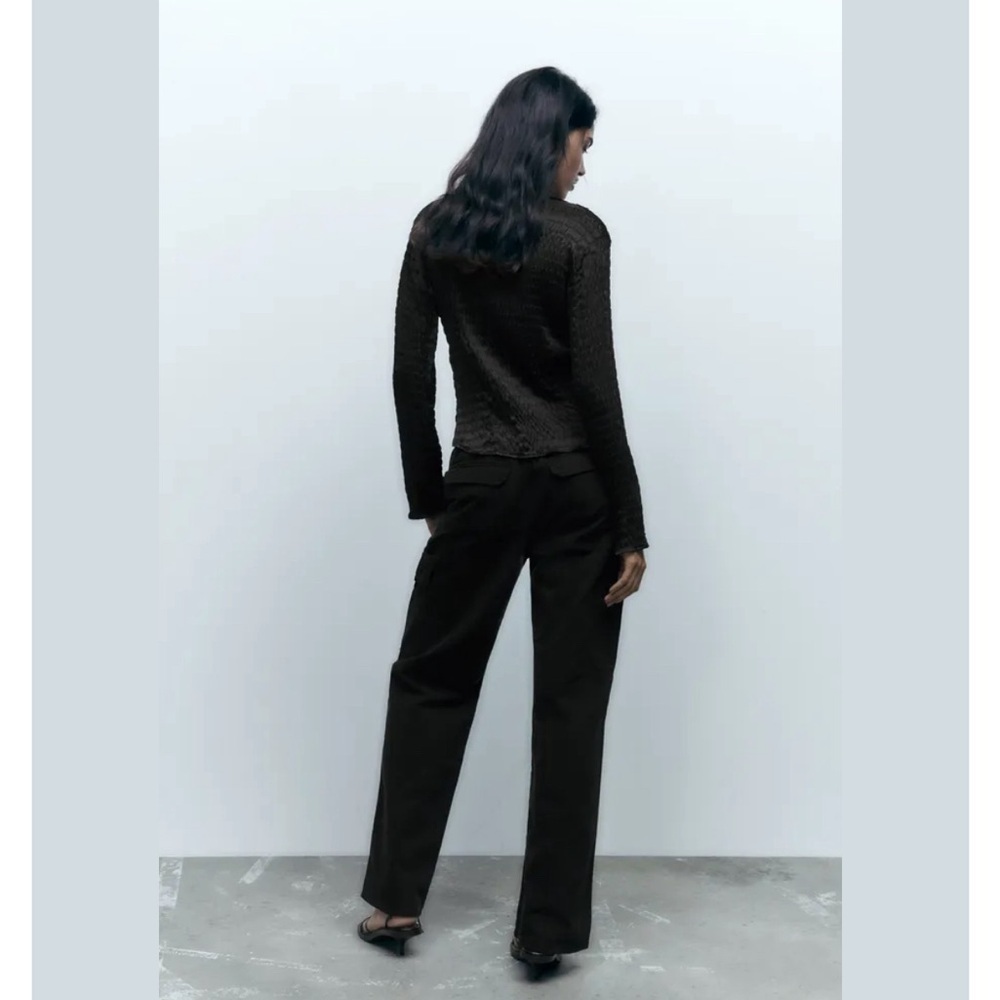 Zara satin textured effect Lapel collar shirt V-neck long sleeves. Front button - Picture 4 of 10